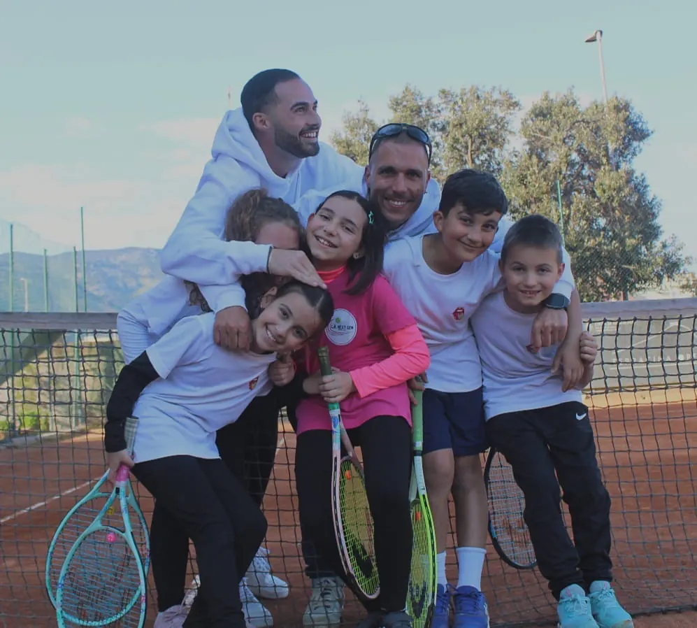Luca Spagnolo con gli allievi della L.A. Next Gen Tennis