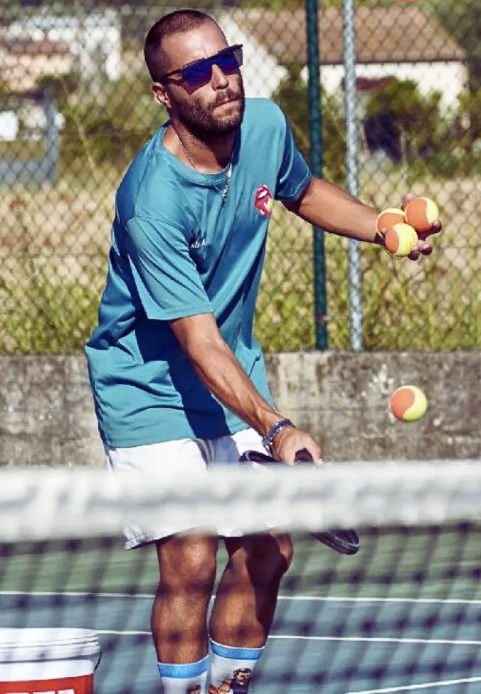 Luca Spagnolo con le palline da tennis